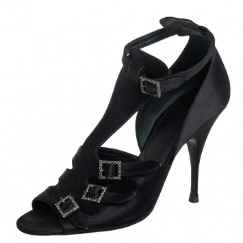 Leave your audience spellbound with this pair of Givenchy sandals! These beautiful T-strap sandals have been styled with perfection just so a diva like you can flaunt them. In classy black, the open-toe pair has been crafted from satin and designed