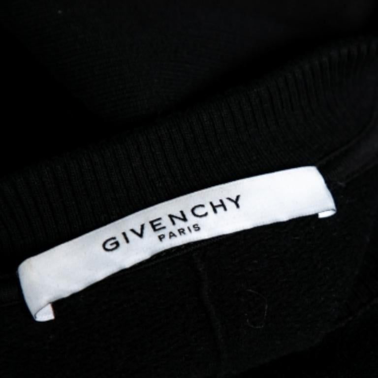 Che tu voglia uscire con gli amici o semplicemente rilassarti, questa felpa di Givenchy è un capo versatile che può essere abbinato in molti modi. È stato realizzato con materiali di alta qualità e si abbina bene a jeans e scarpe da ginnastica per