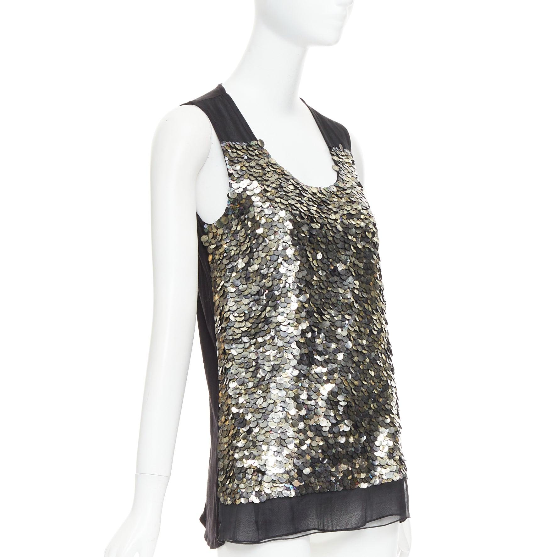 GIVENCHY Schwarzes, mit Seide gefüttertes, schillerndes, mit Pailletten besetztes Illusions-Top L
Referenz: CC/A00430
Marke: Givenchy
Designer: Riccardo Tisci
MATERIAL: Modal, Seide
Farbe: Schwarz, Gold
Muster: Pailletten
Verschluss: Slip