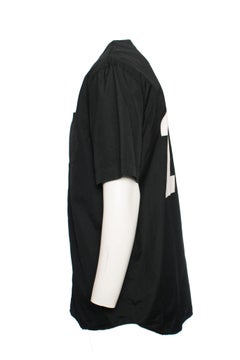 Givenchy, camiseta negra con el número 17 en la espalda de la talla 40/L