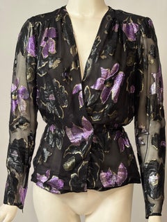 Chemisier Givenchy en mousseline de soie noire orné de fleurs en lamé lavande et or