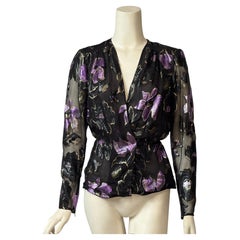 Chemisier Givenchy en mousseline de soie noire orné de fleurs en lamé lavande et or