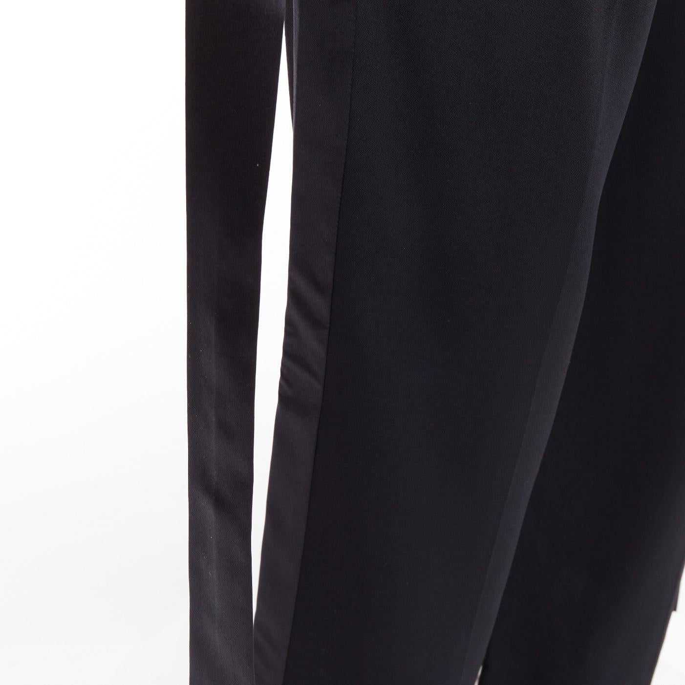 GIVENCHY pantaloni a gamba larga con frange in nastro di seta nero
Riferimento: GEGG/A00020
Marchio: Givenchy
Materiale: Viscosa, seta
Colore: nero
Modello: Tinta unita
Chiusura: Zip Fly
Dettagli extra: Nastro di seta drappeggiato ai lati.
Prodotto