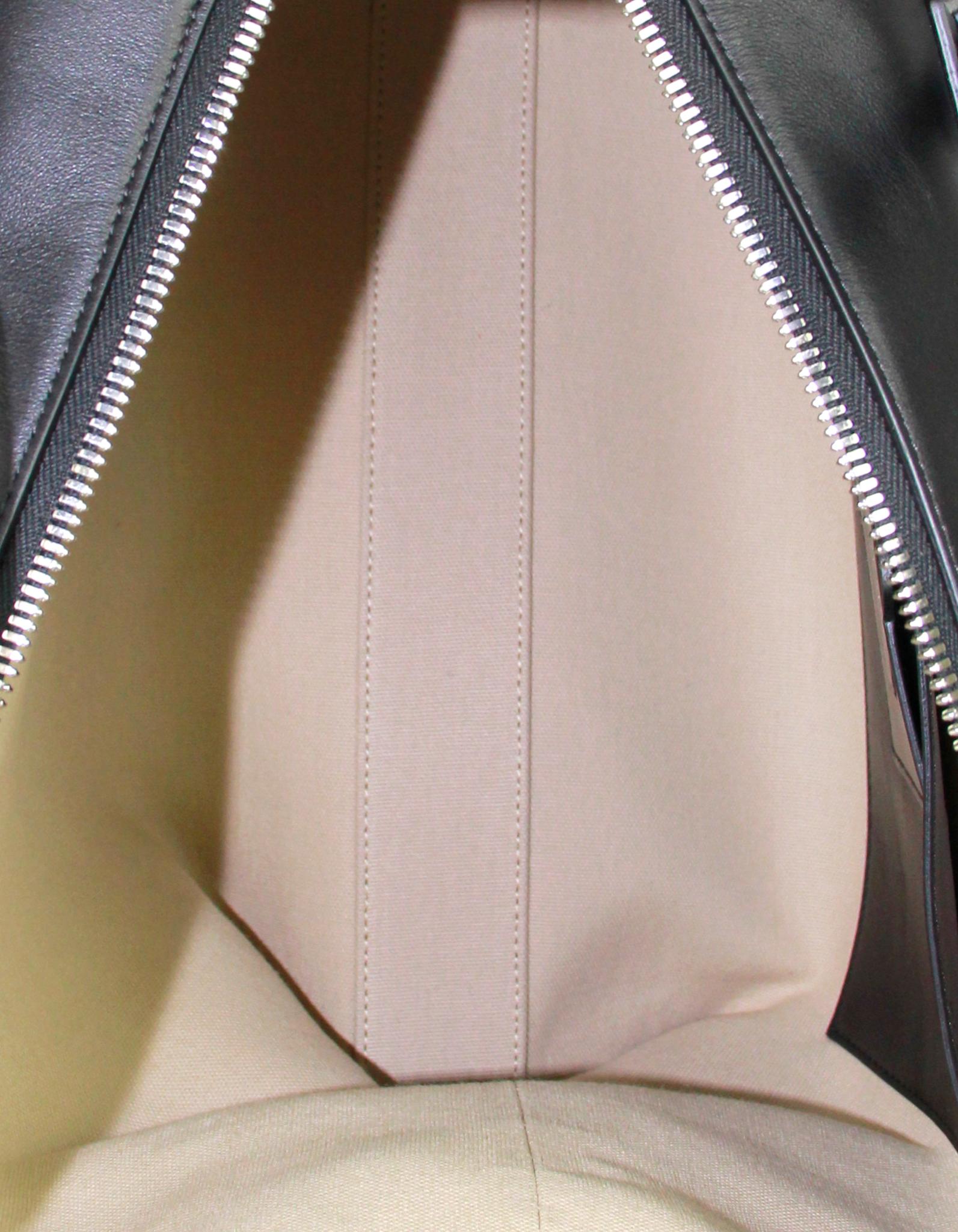 Givenchy Black Soft Calfskin Medium Soft Antigona Bag rt. $2, 650 In Excellent Condition In New York, NY