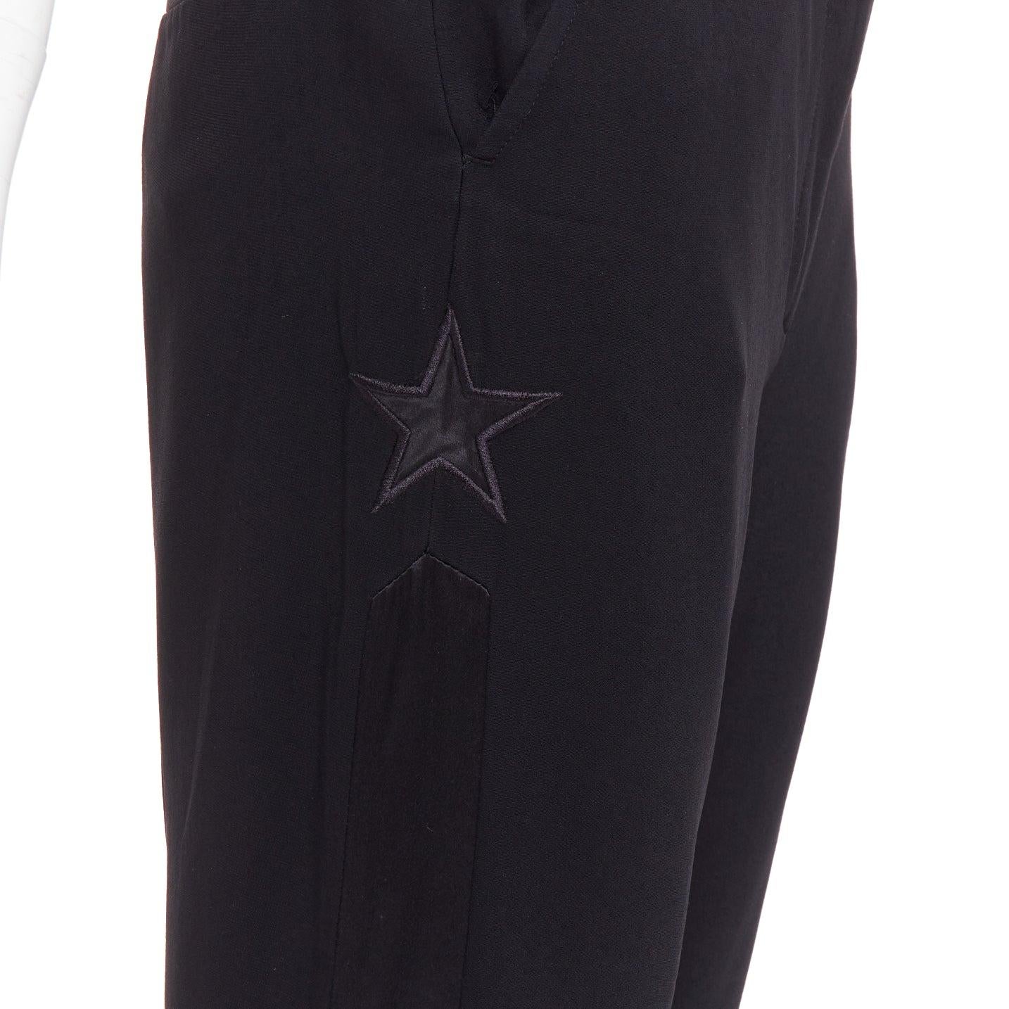 GIVENCHY - Pantaloni svasati neri con stelle applicate in seta FR34 XS
Riferimento: GEGG/A00007
Marchio: Givenchy
Designer: Riccardo Tisci
Materiale: Viscosa, seta
Colore: nero
Modello: Stella
Chiusura: Zip Fly
Dettagli extra: Stella applicata ai