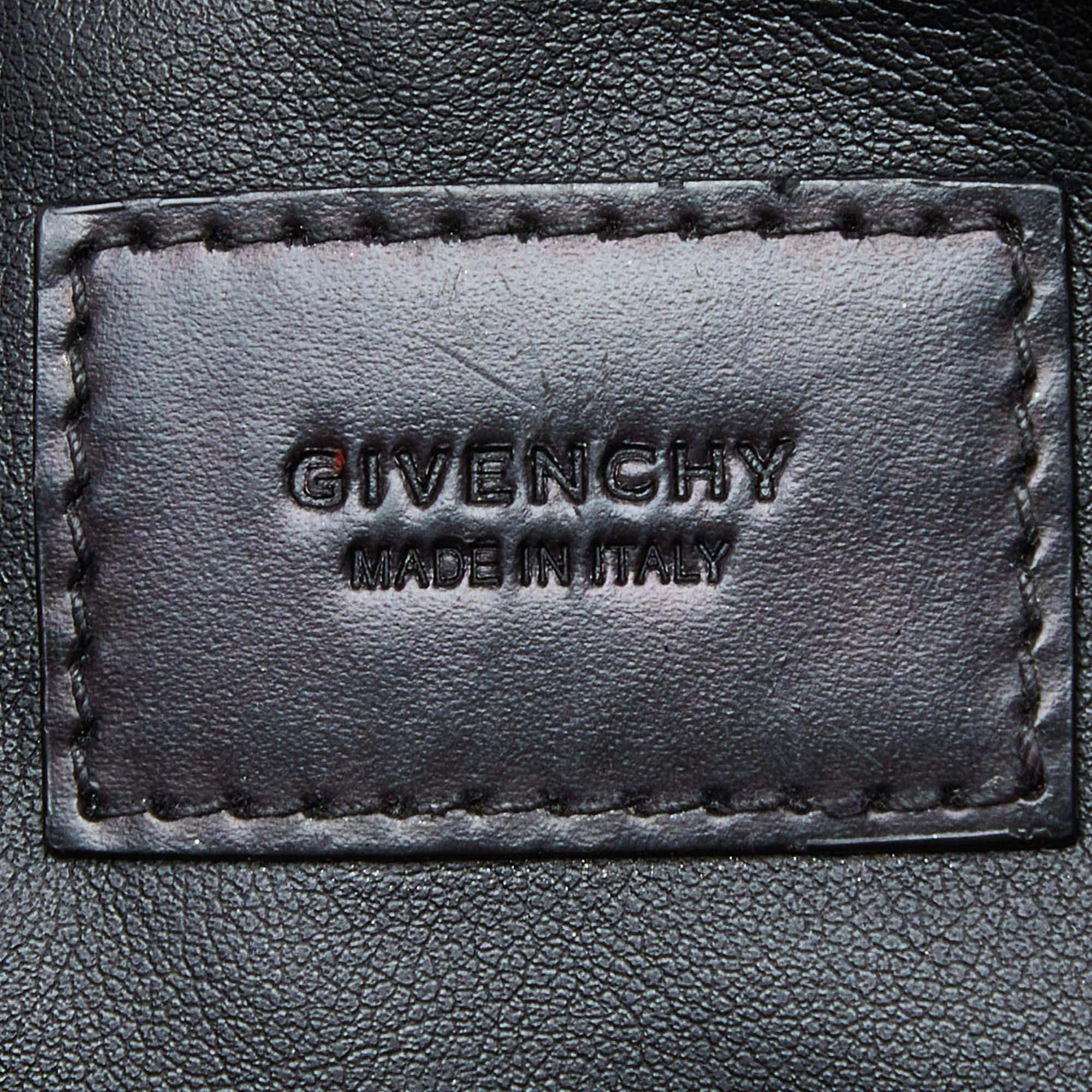 Givenchy Schwarze Clutch aus Leder mit Reißverschluss und Sternprägung Damen im Angebot
