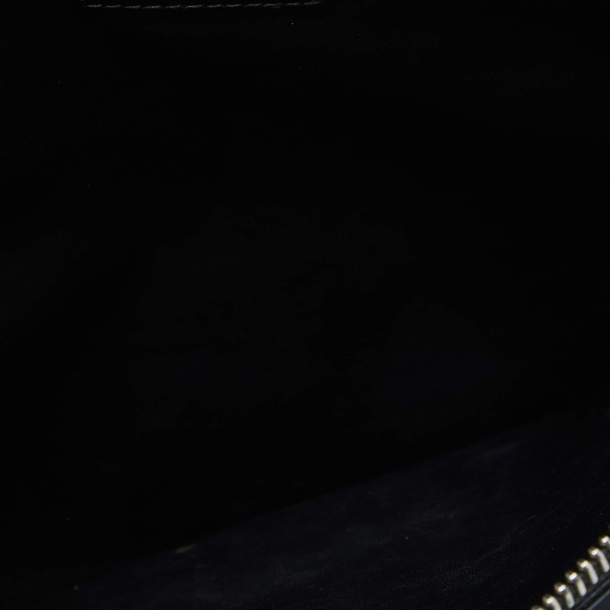 Givenchy Schwarze Clutch aus Leder mit Reißverschluss und Sternprägung im Angebot 1