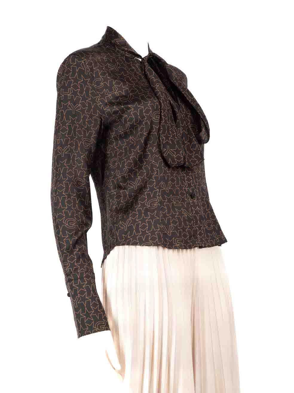 CONDIZIONE: molto buona. Questa blusa usata di Givenchy non presenta alcun segno di usura visibile. Non c'è un'etichetta con le dimensioni e la composizione.
 
 
 
 Dettagli
 
 
 Nero
 
 Seta
 
 Camicetta
 
 Stampa a stelle e strisce
 
 Maniche