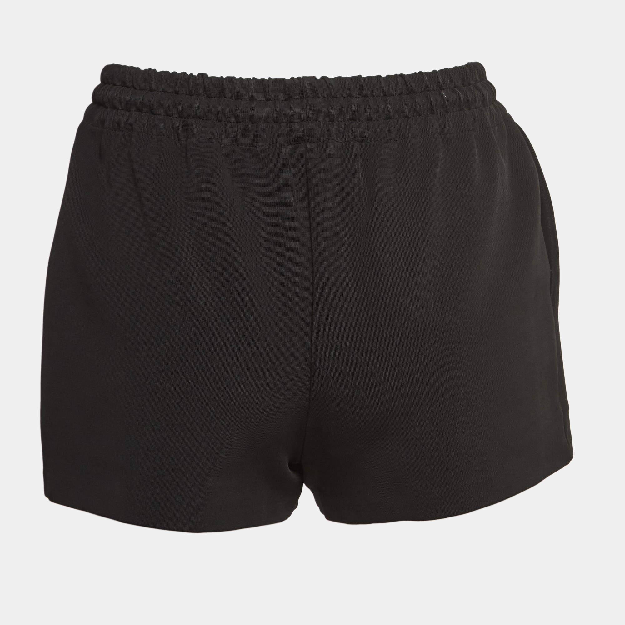 Beachy vacations call for a stylish pair of shorts like this. Stitched using high quality fabric this pair of shorts is styled with classic details and has a superb length. Wear it with T shirts.