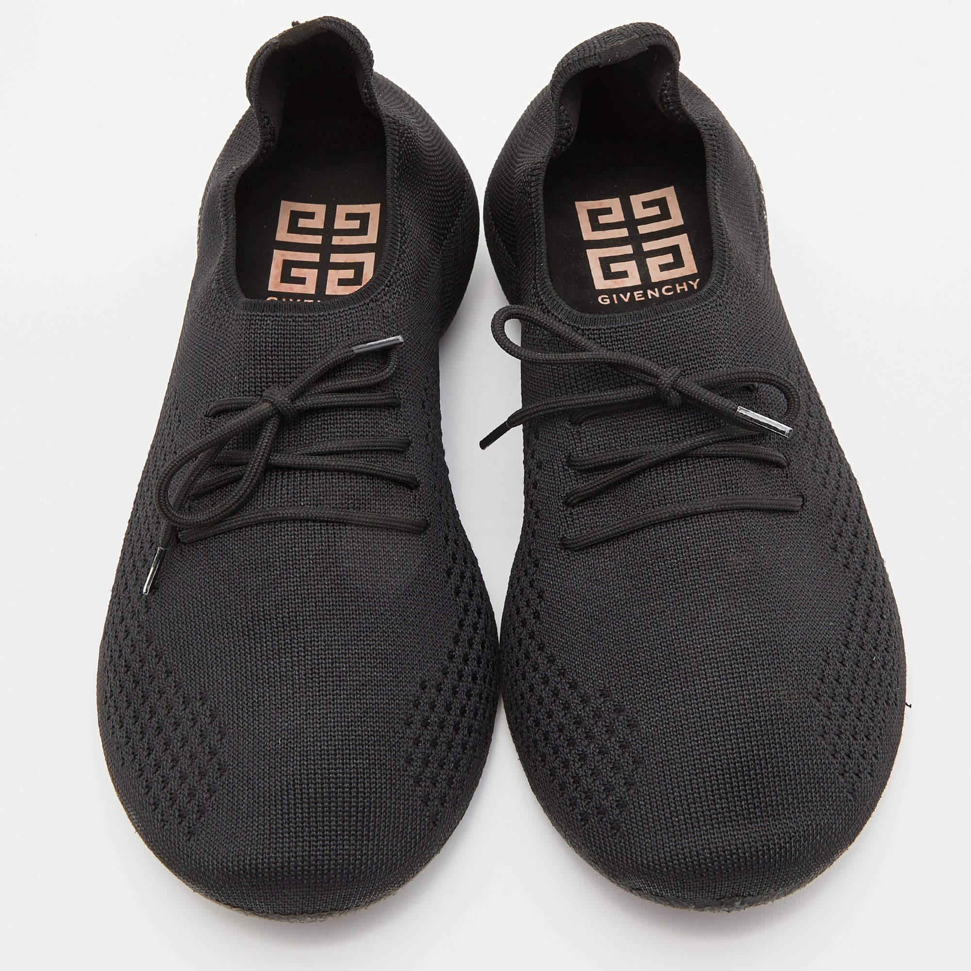 Las zapatillas Givenchy Knit TK-360 son una opción de calzado elegante y cómoda. Confeccionadas con precisión, presentan una parte superior de punto negro elástico que se adapta a la forma del pie, proporcionando un ajuste ceñido. Estas zapatillas