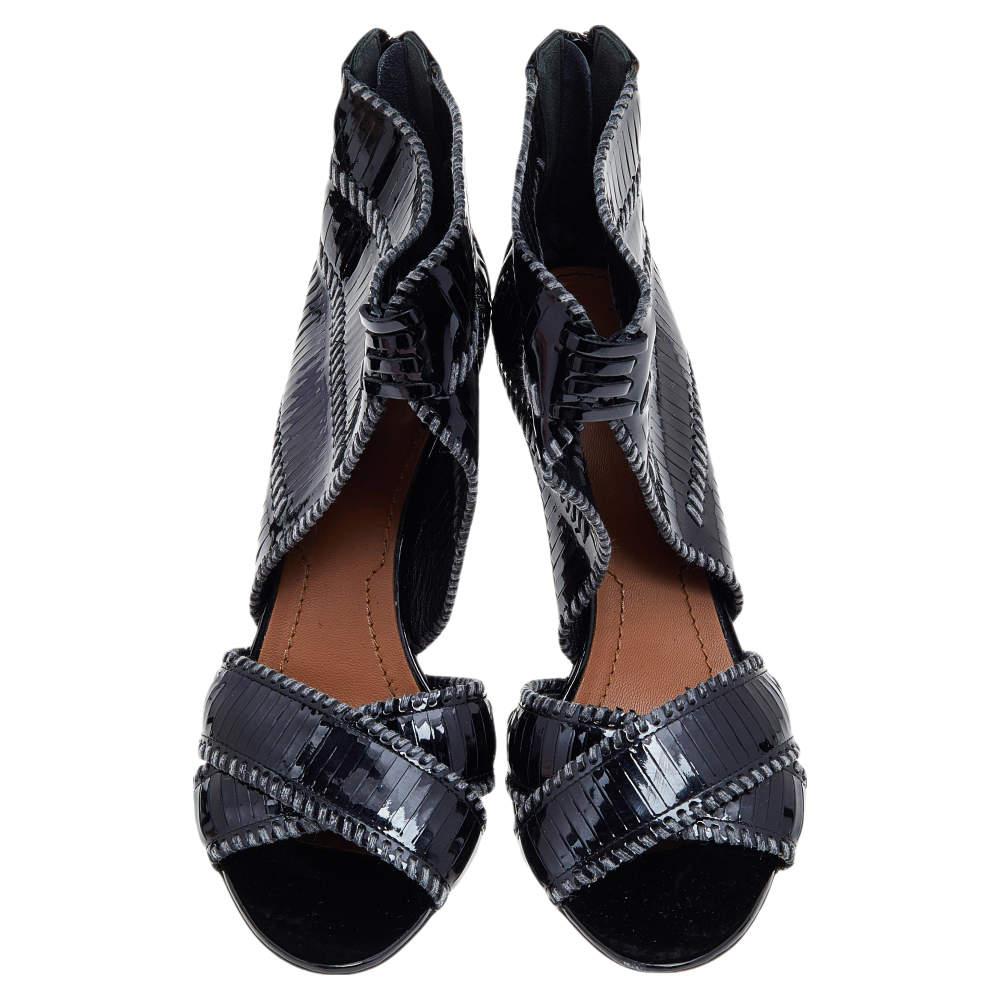 Givenchy Black Stripe Cut Patent Leather Ankle Booties Size 39.5 In Good Condition For Sale In Dubai, Al Qouz 2