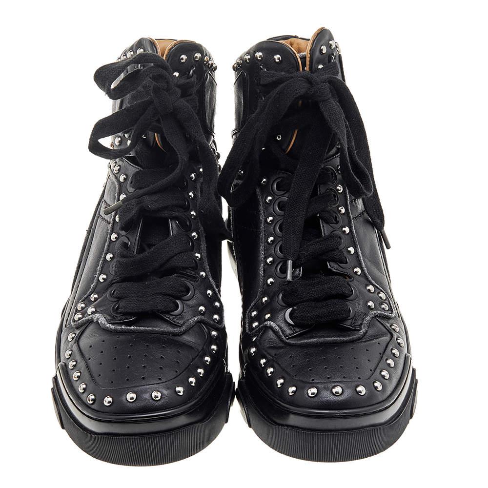 Givenchy Black Studded Leather Tyson High Top Sneakers Size 40 In Good Condition For Sale In Dubai, Al Qouz 2