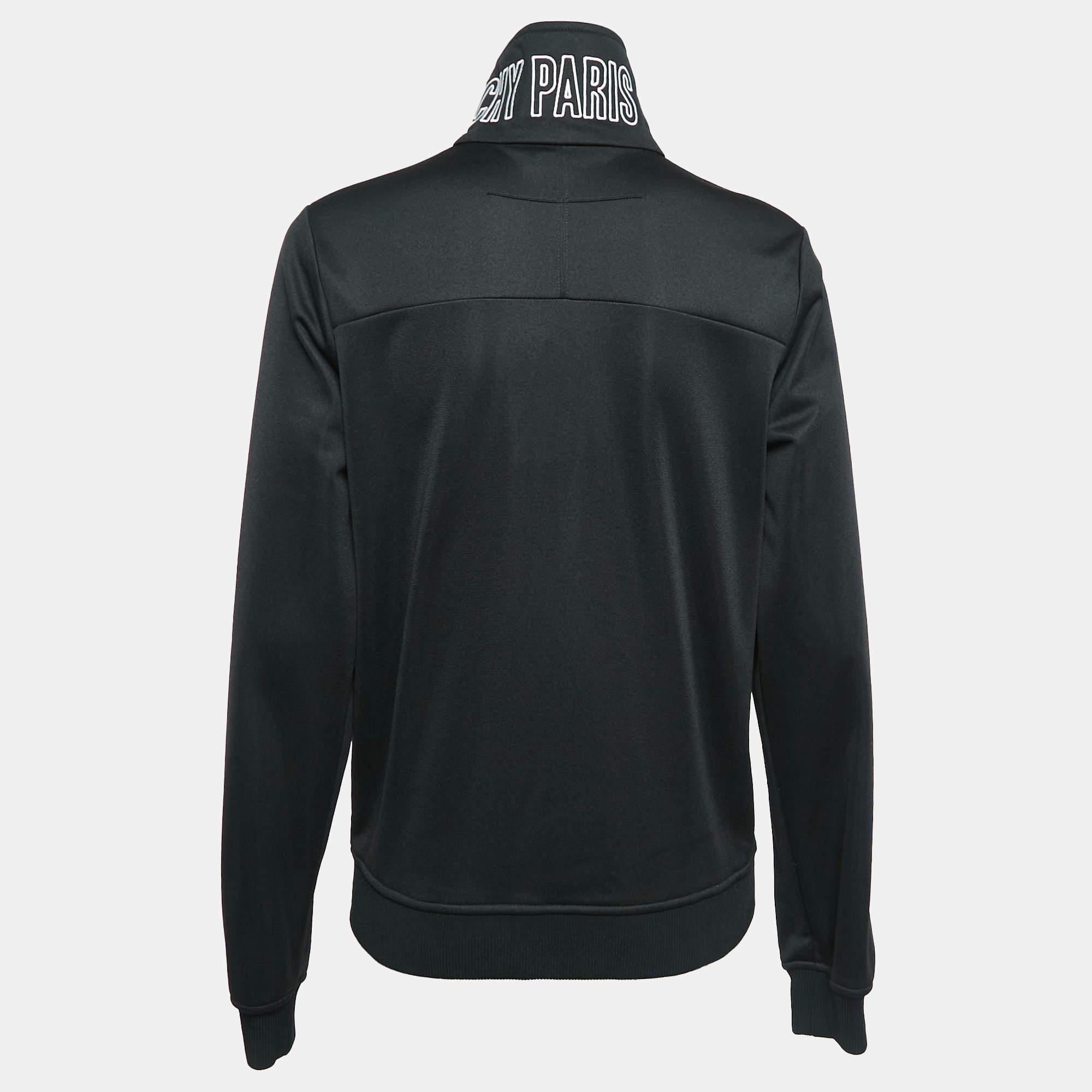 Infondi una dose extra di stile nel tuo abbigliamento con questa giacca di gran moda. Realizzato su misura con materiali di qualità  incarna un'atmosfera contemporanea ed è ricca di caratteristiche funzionali.