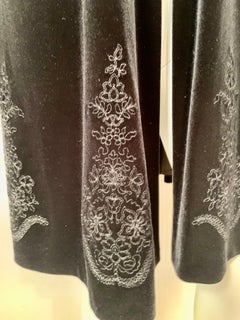 Veste en velours noir de Givenchy avec décorations inspirées de Fortuny