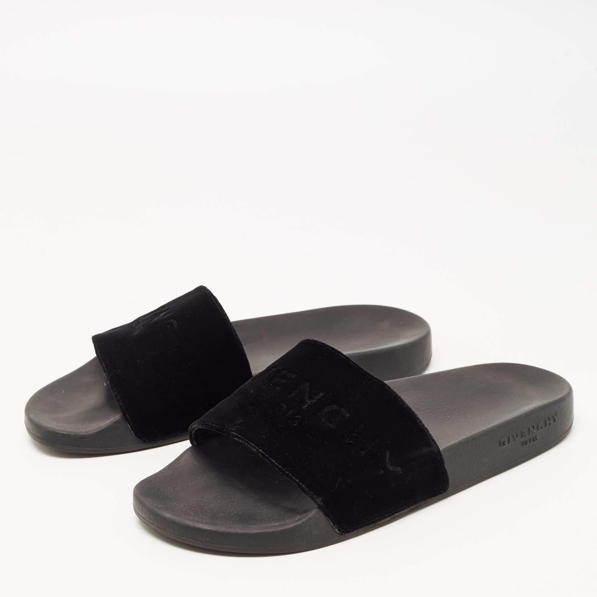 Un mélange parfait de luxe  style  et le confort  Ces diapositives de créateurs sont fabriquées à partir de matériaux de qualité et encadrent vos pieds de la manière la plus pratique qui soit. Ils peuvent être associés à une multitude de tenues de