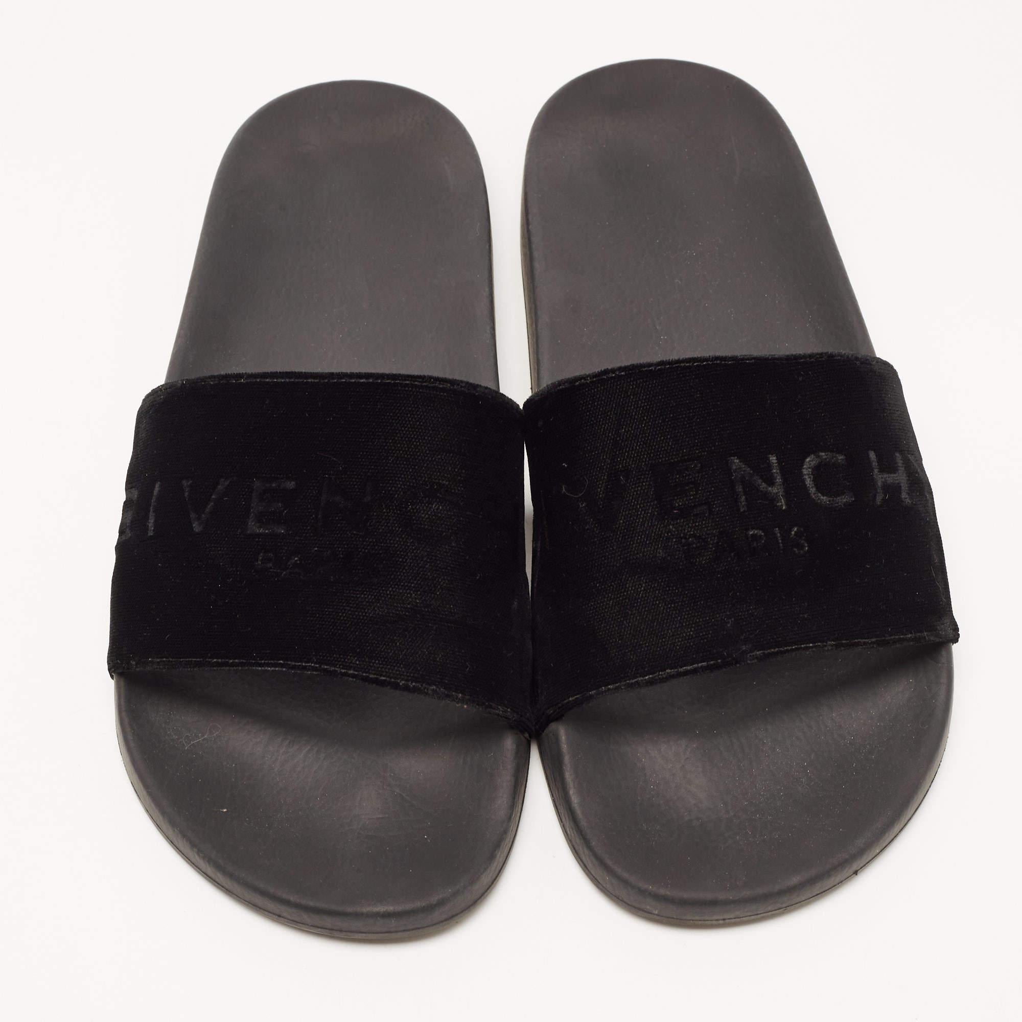 Noir Slides en velours noir avec logo de Givenchy Taille 40 en vente