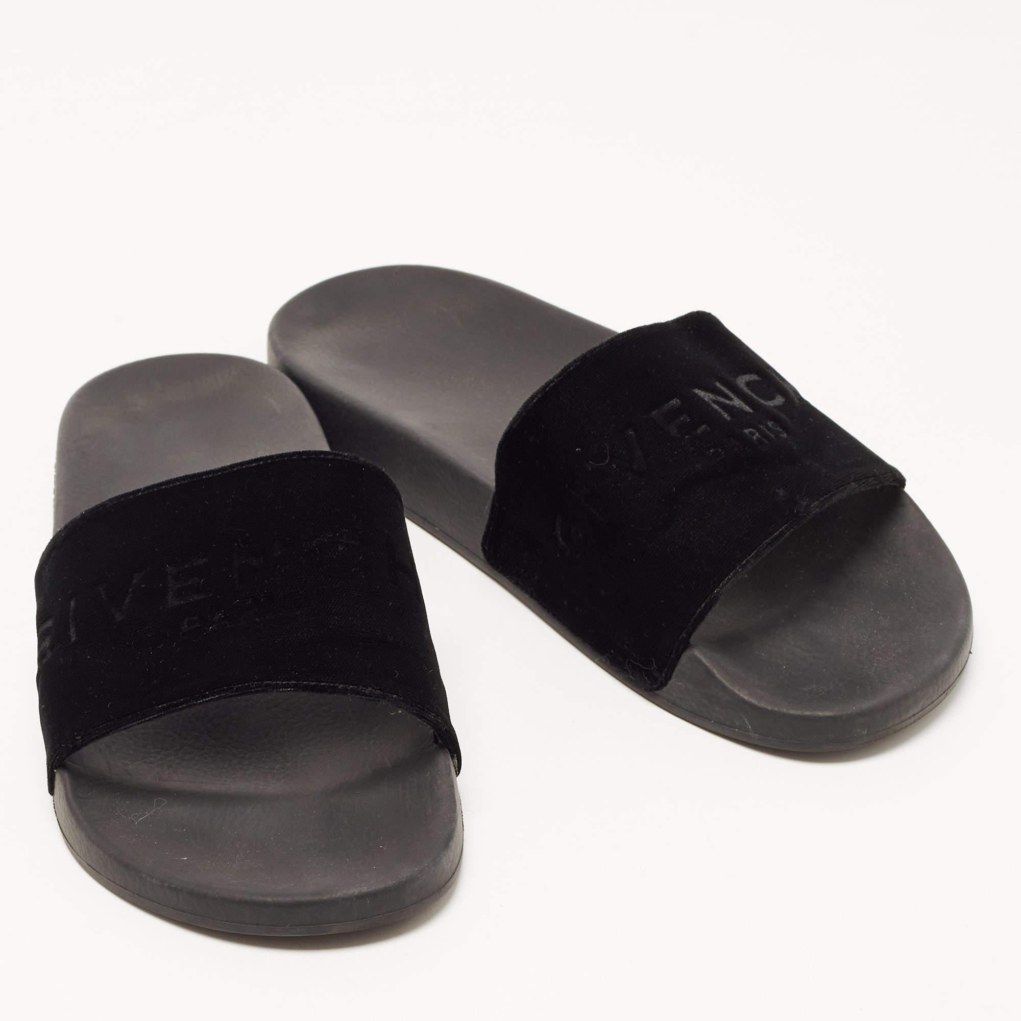 Slides en velours noir avec logo de Givenchy Taille 40 Bon état - En vente à Dubai, Al Qouz 2