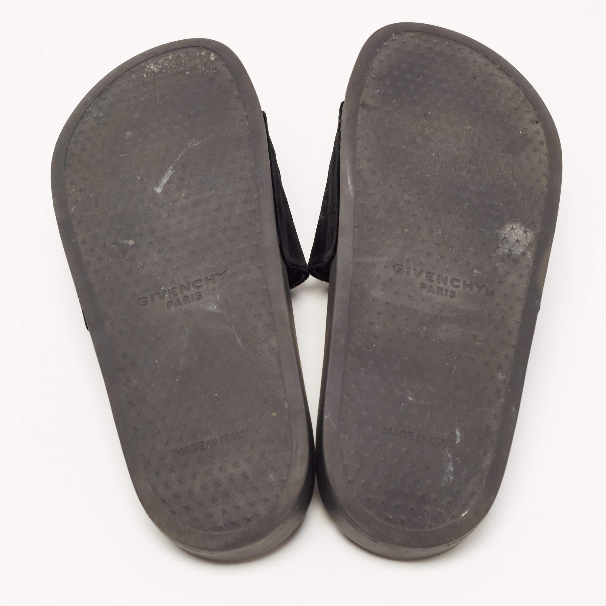 Slides en velours noir avec logo de Givenchy Taille 40 en vente 1