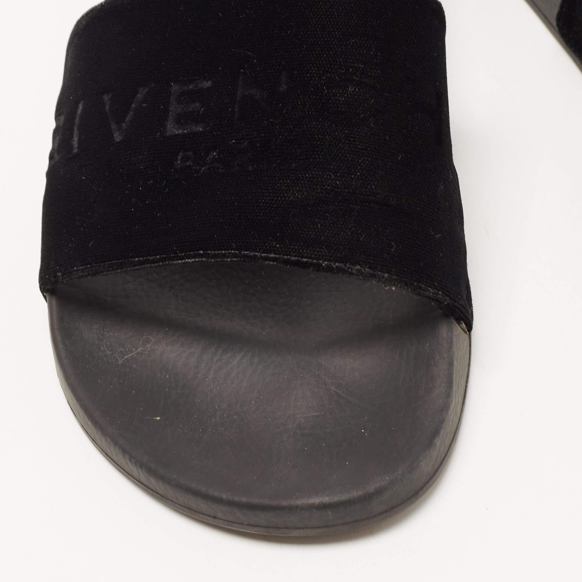 Slides en velours noir avec logo de Givenchy Taille 40 en vente 2
