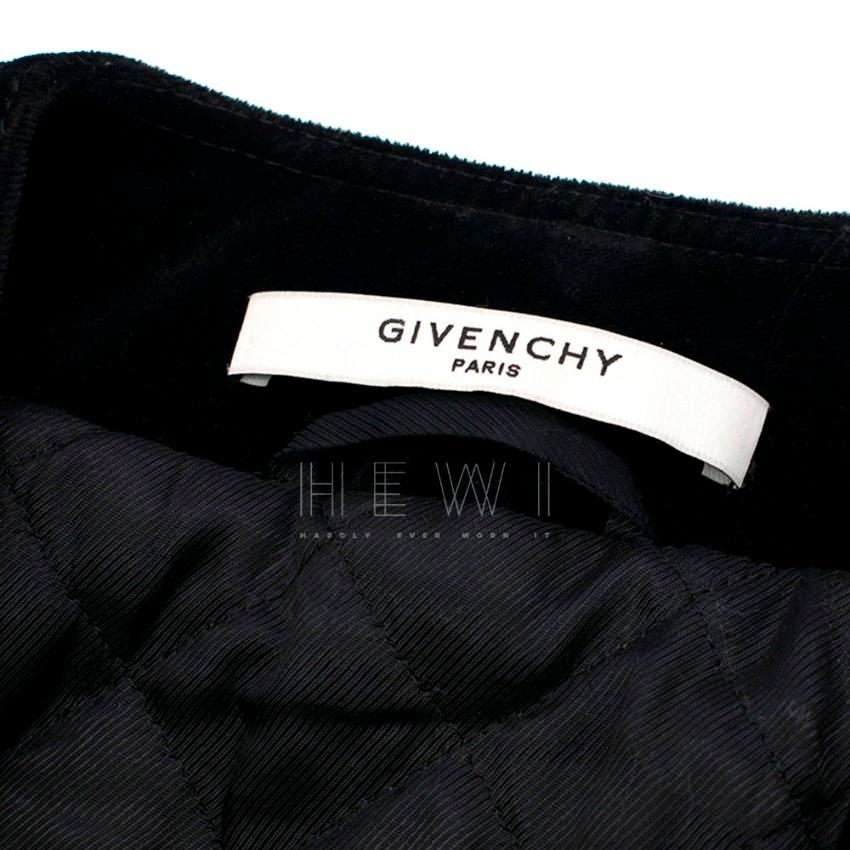 Giacca in pelle e velluto nero di Givenchy

Giacca in velluto nero con dettagli in pelle trapuntata sulle spalle,
Due chiusure asimmetriche con zip sul davanti
Maniche lunghe, 
Linguette in vita con chiusura ad anello,
Polsini con zip, 
Fodera
