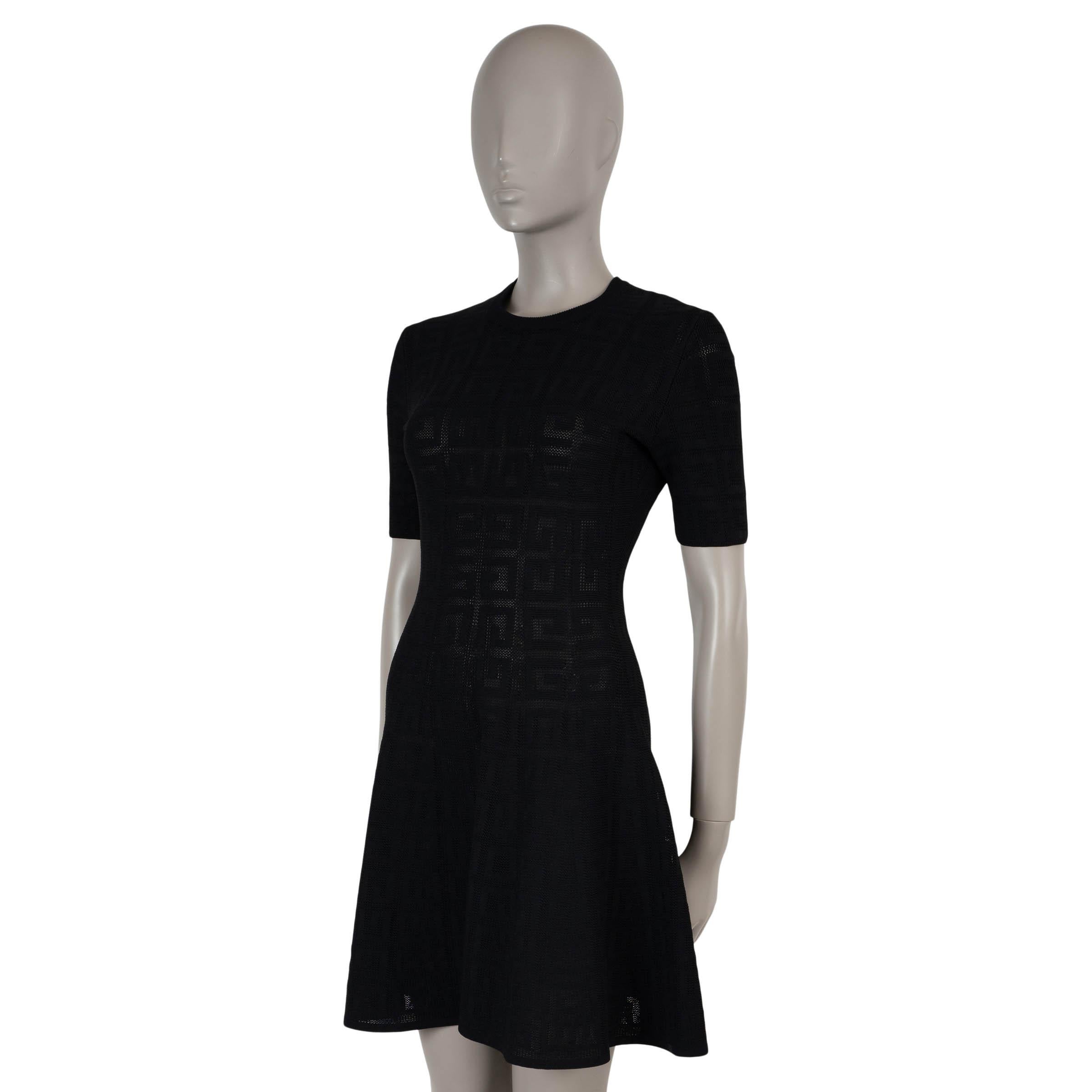 Cette robe noire en maille pointelle Givenchy, 100% authentique, est confectionnée dans un mélange raffiné de viscose (88%), de polyamide (8%) et de polyester (4%), offrant un drapé doux et structuré. Conçue avec une silhouette ajustée et évasée et