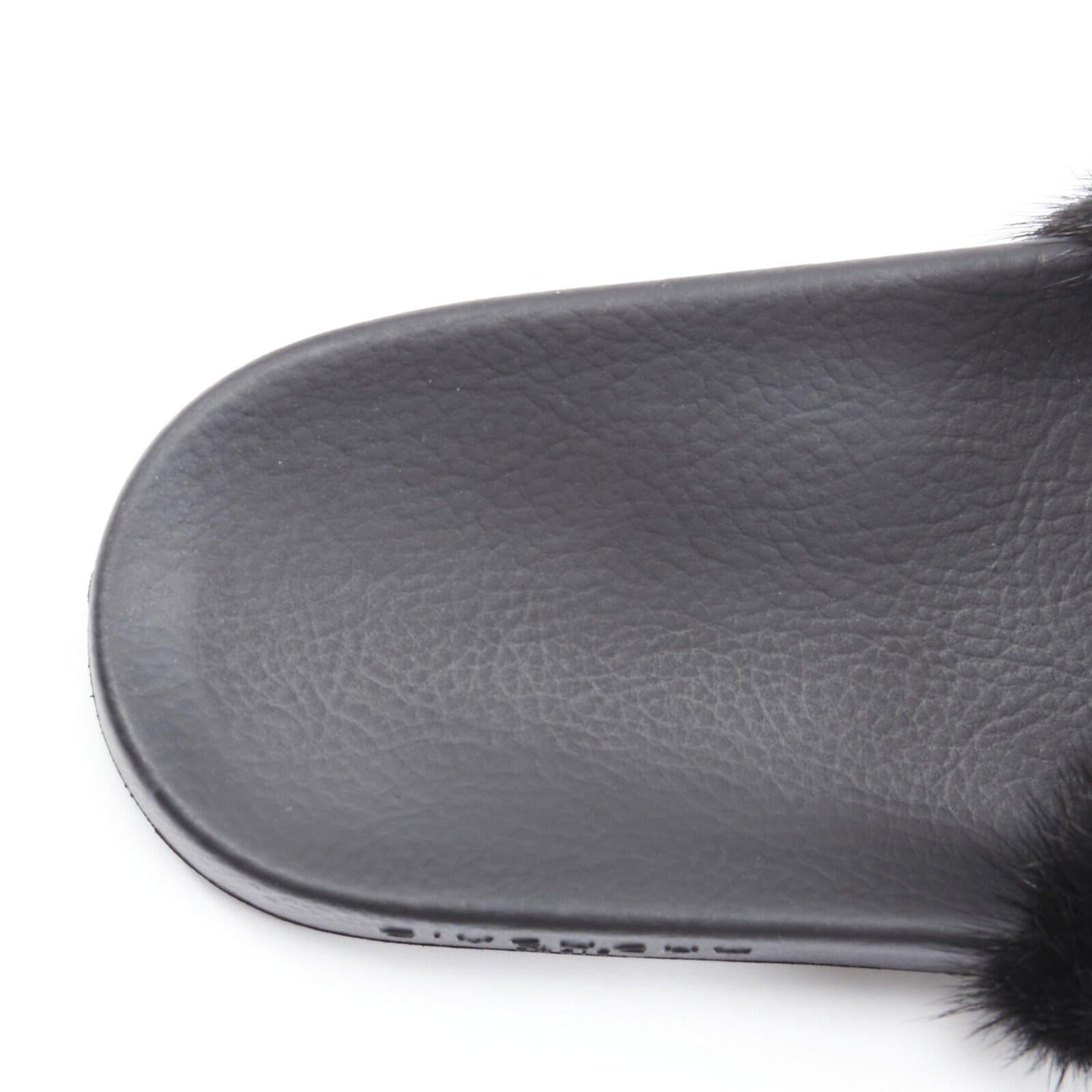 GIVENCHY schwarz Vison Nerz Pelz Logo Gummi geformtes Fußbett Pool Slides EU36 im Angebot 1