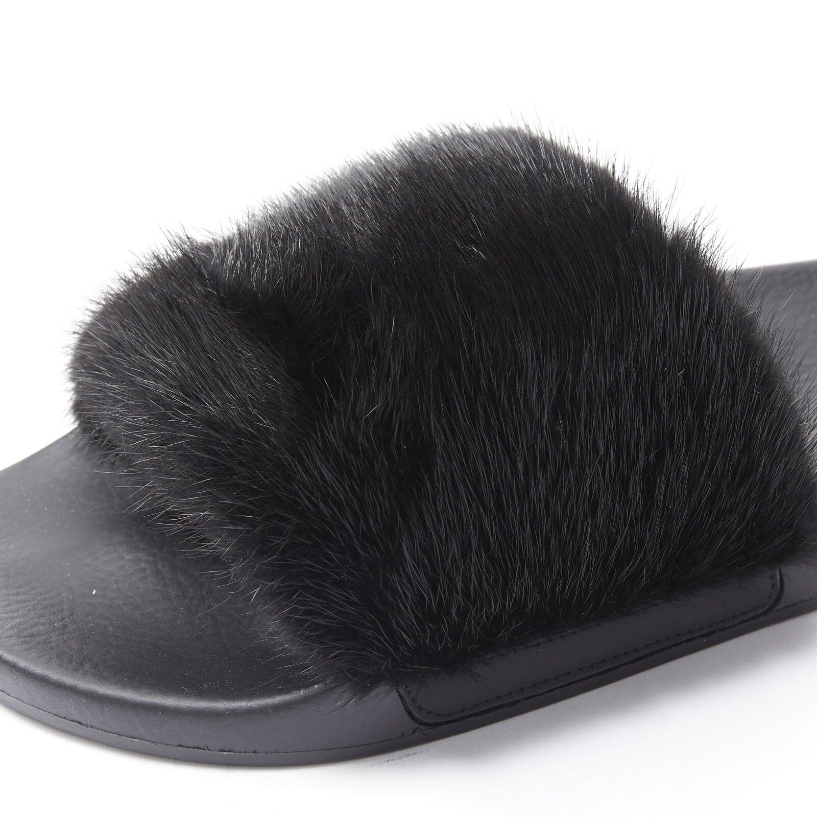 GIVENCHY schwarz Vison Nerz Pelz Logo Gummi geformtes Fußbett Pool Slides EU36 im Angebot 2