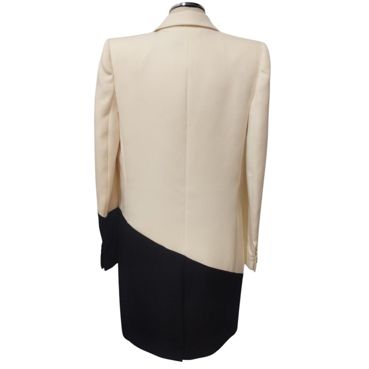 Extremely elegant Givenchy jacket / overcoat
100% Wool
Ivory wwhite and black
Peak lapel
Single button
Three pockets
Shoulder / hem cm 82 (32,2 inches)
Shoulder cm 38 (14,9 inches)
French size 34, italian 38
Original price € 2190
Fast international