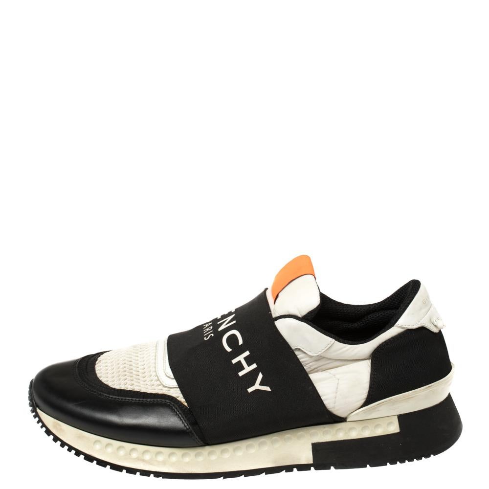 Made to provide comfort, these Active Runner sneakers by Givenchy are trendy and stylish. They've been crafted from fabric, mesh, and leather and designed with logo detailed straps on the vamps. Wear them with your casual outfits for a sporty look