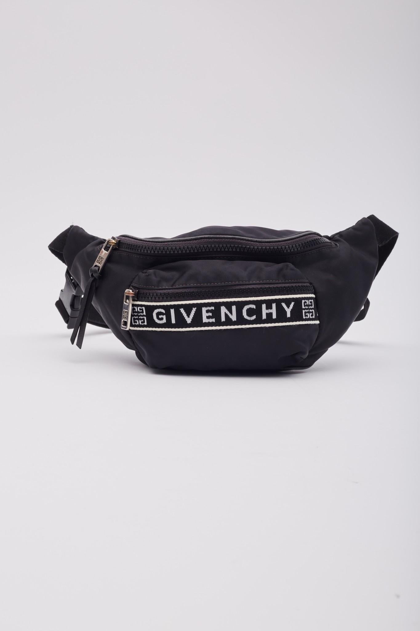 Givenchy Black White Nylon Log Print Bum Belt Bag In Good Condition For Sale In Montreal, Quebec