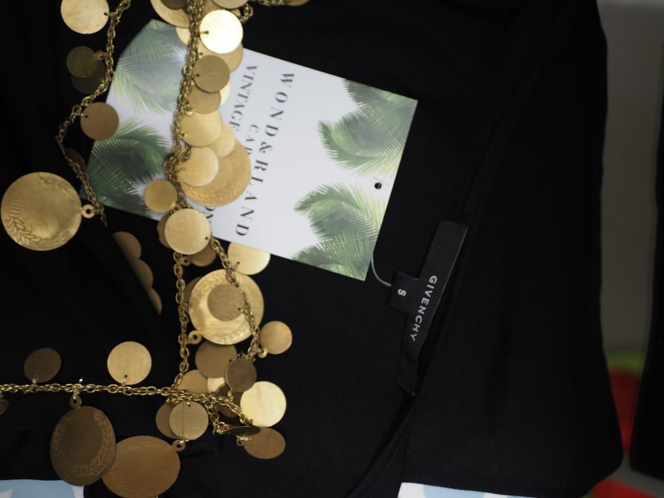 Top Givenchy noir avec médailles dorées Pour femmes en vente