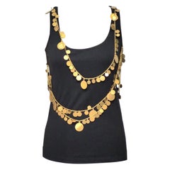 Top Givenchy negro con medallas doradas
