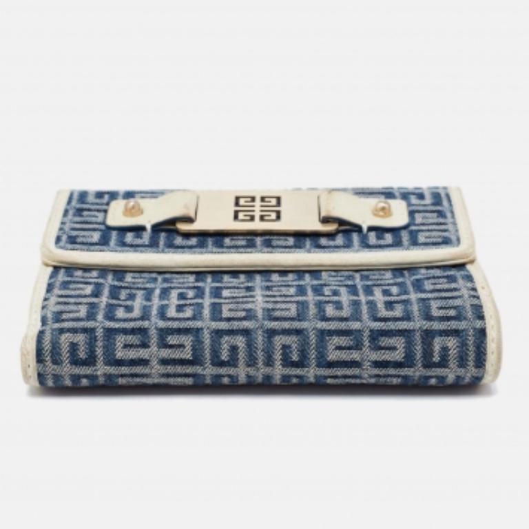 Tieni i tuoi beni monetari in modo organizzato con questo portafoglio compatto della Maison Givenchy. È realizzata in tela e pelle Monogram blu-crema, con finiture dorate che ne esaltano la bellezza. Si apre su un interno spazioso.
