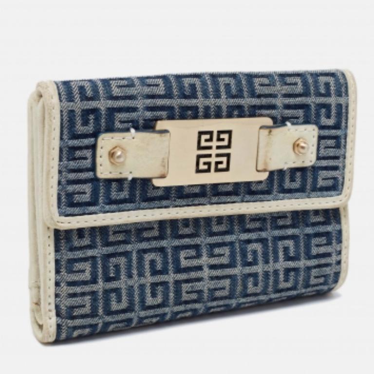 Portafoglio compatto in tela e pelle con patta metallica Givenchy blu/crema Monogram In condizioni discrete in vendita a Dubai, Al Qouz 2