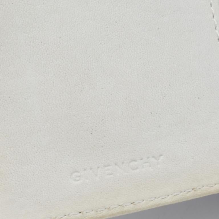 Portafoglio compatto in tela e pelle con patta metallica Givenchy blu/crema Monogram in vendita 3