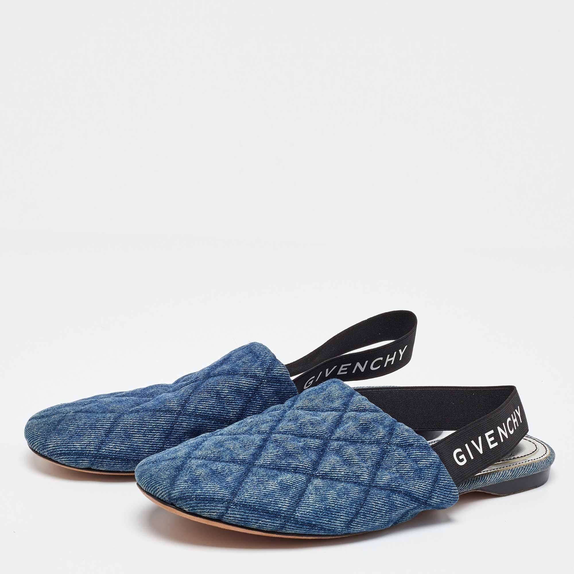 Givenchy brings to you these lovely sandals to complement both your formal and casual wear. The blue denim construction brings to life a round toe silhouette and the logo detailed elastic slingbacks add a chic touch to them. Comfortable leather