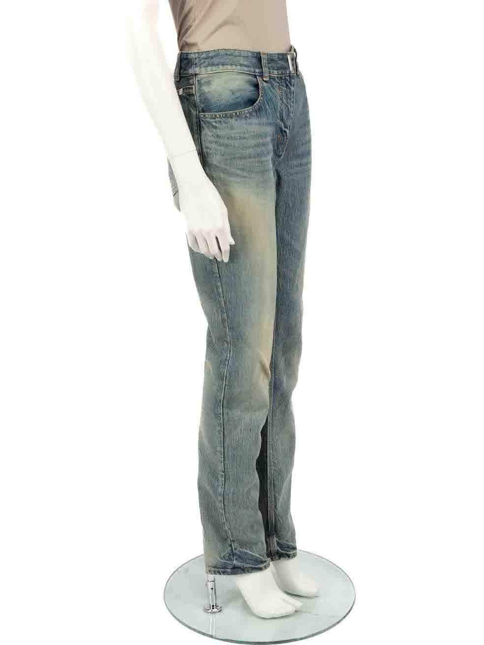 L'ÉTAT est bon. L'usure générale des jeans est évidente. Signes d'usure modérés à l'avant et à l'arrière avec des marques décolorées - en particulier aux poignets sur cet article de revente d'occasion de la marque Givenchy.
