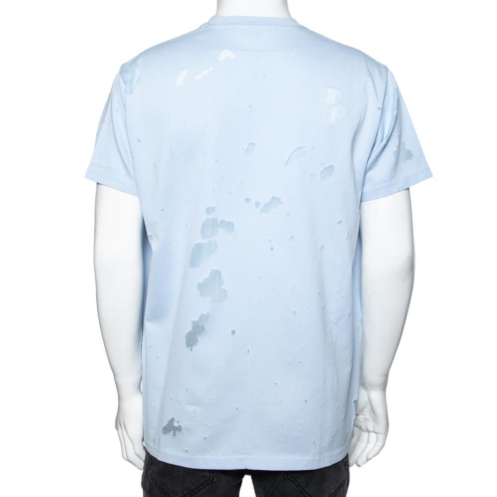 Givenchy brings you a simple t-shirt elevated by the iconic logo on the front and a distressed effect. It has been tailored from cotton in a blue shade and features short sleeves. Style the creation with sneakers and denim pants for a cool and