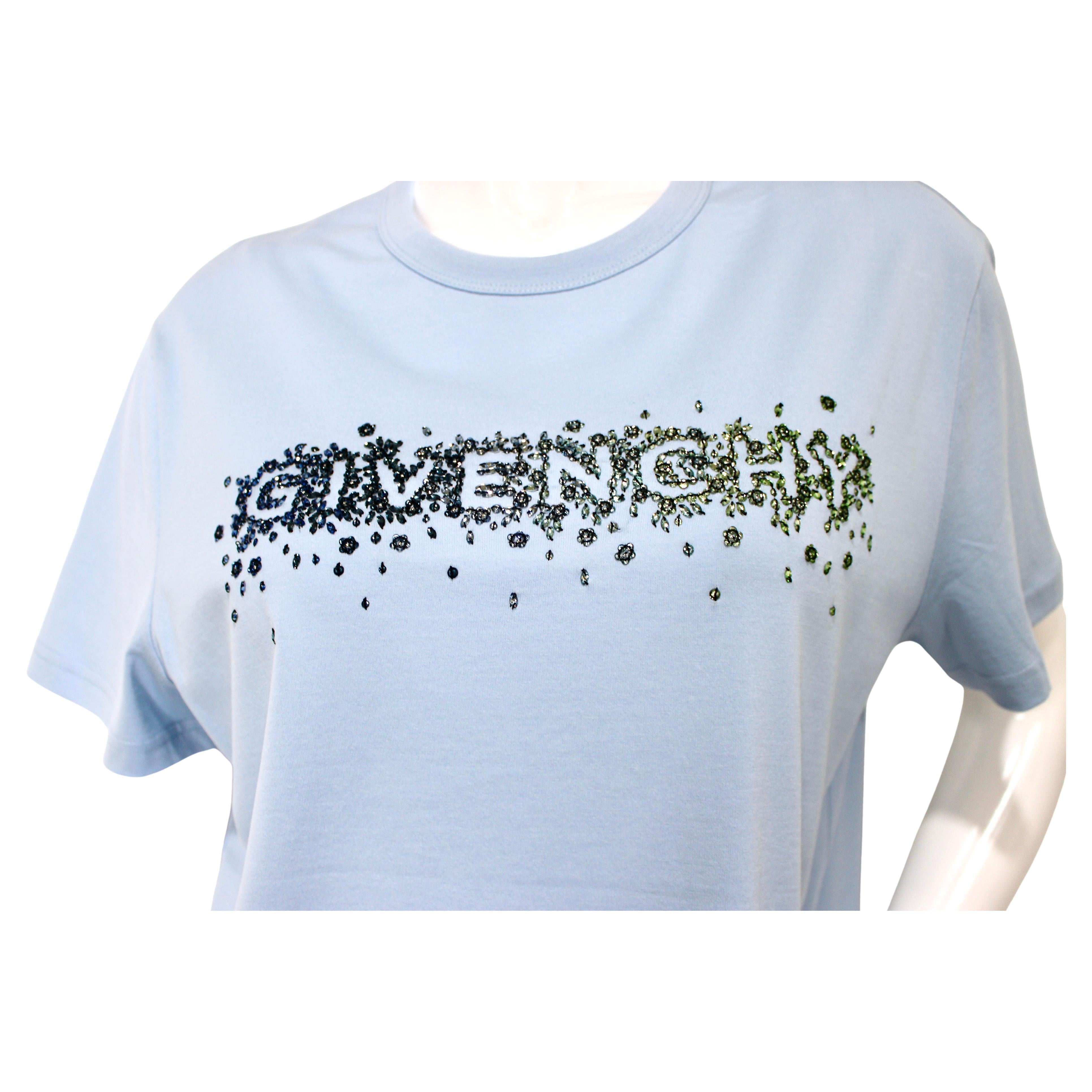 La T-Shirt Givenchy Blue Embellished Logo Cotton offre un mix perfetto di lusso e stile casual. Realizzata in cotone di alta qualità, questa maglietta presenta una vivace tonalità di blu che aggiunge un tocco di colore a qualsiasi guardaroba. Il
