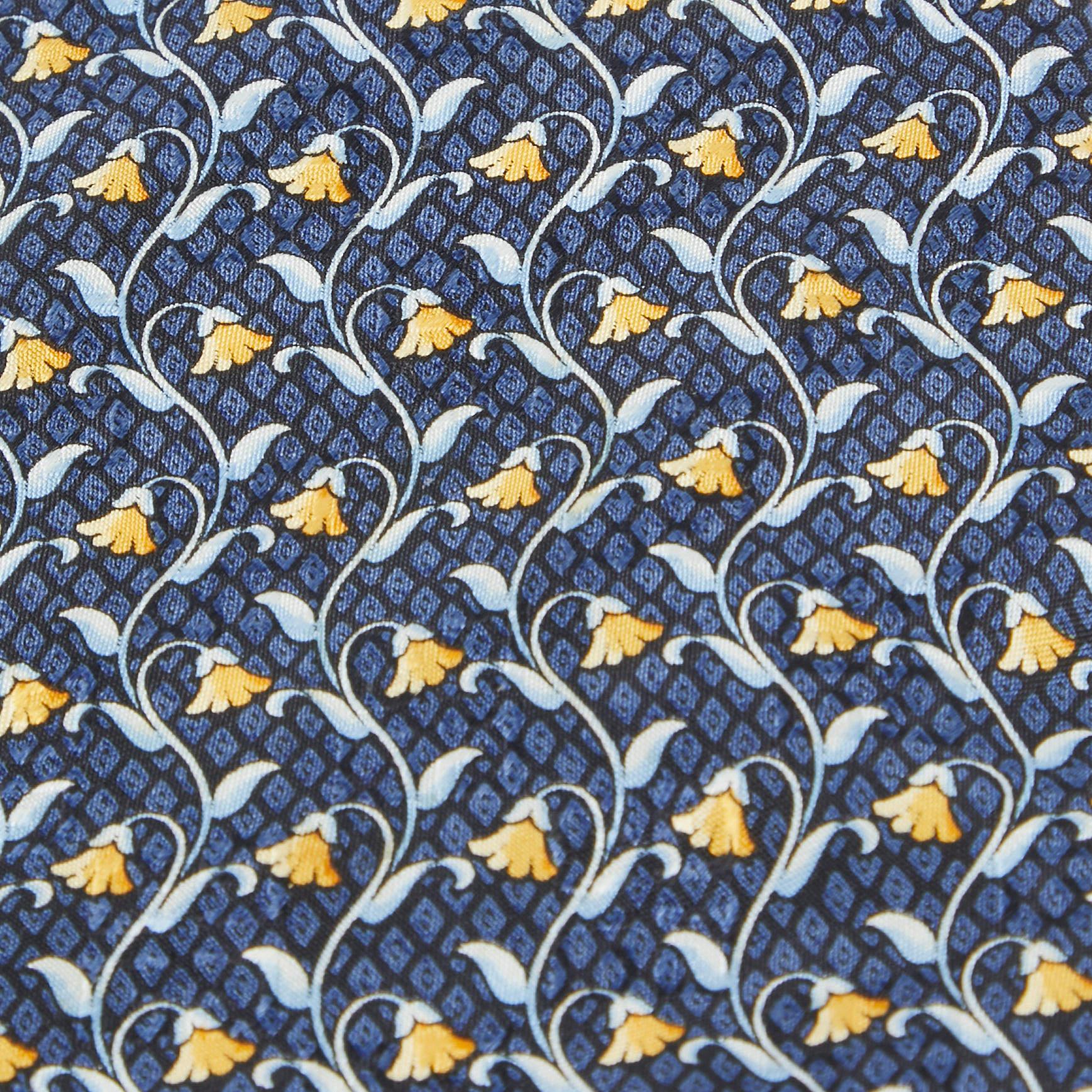 This tie is a perfect formal accessory that has a sharp and modern appeal. Made from luxurious materials it features intricate patterns and the brand label is neatly stitched at the back. It is sure to add oodles of style to your blazers.