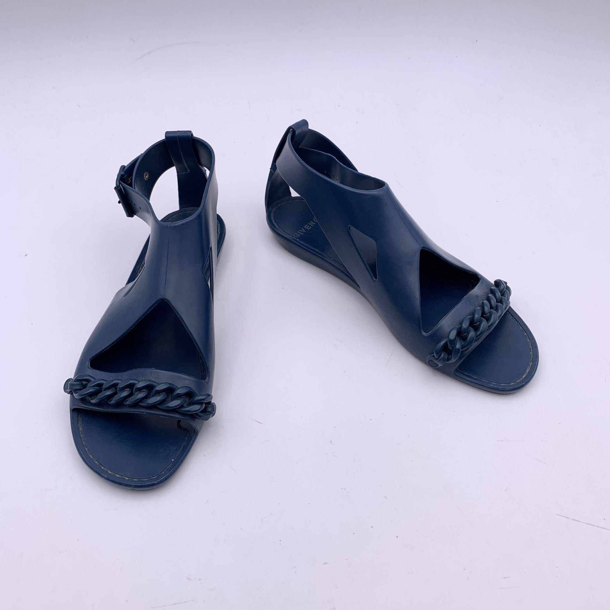 Givenchy Sandali piatti con dettaglio a catena in gelatina blu misura 39 In condizioni buone in vendita a Rome, Rome