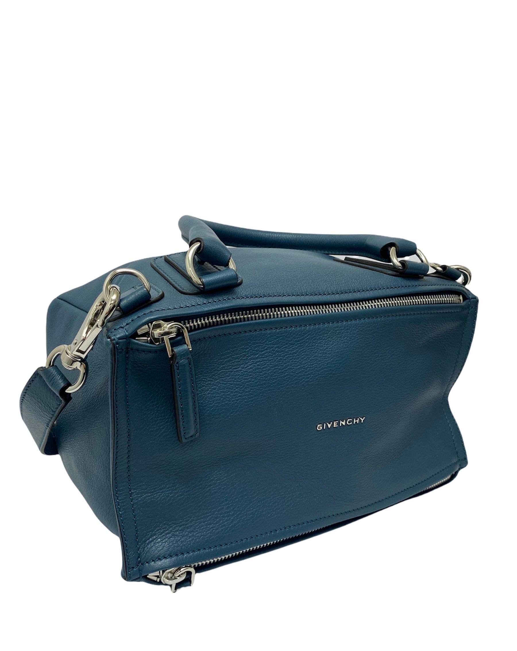 Givenchy Pandora model bag made of blue leather with silver hardware. Zip closure, very large inside. Equipped with handle and removable shoulder strap. The bag is in excellent condition.