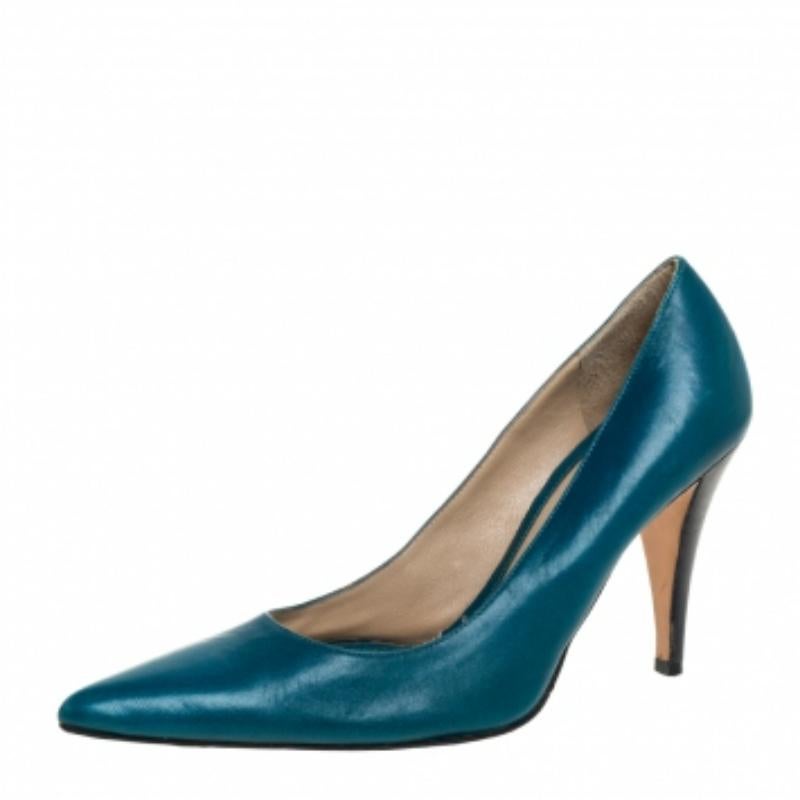 Pointed toes are evergreen, that's why this Givenchy pair of pumps is valuable and buy-worthy. The blue pumps are wonderfully crafted from leather, balanced on 9 cm heels, and endowed with comfortable insoles. Grab these beauties today!