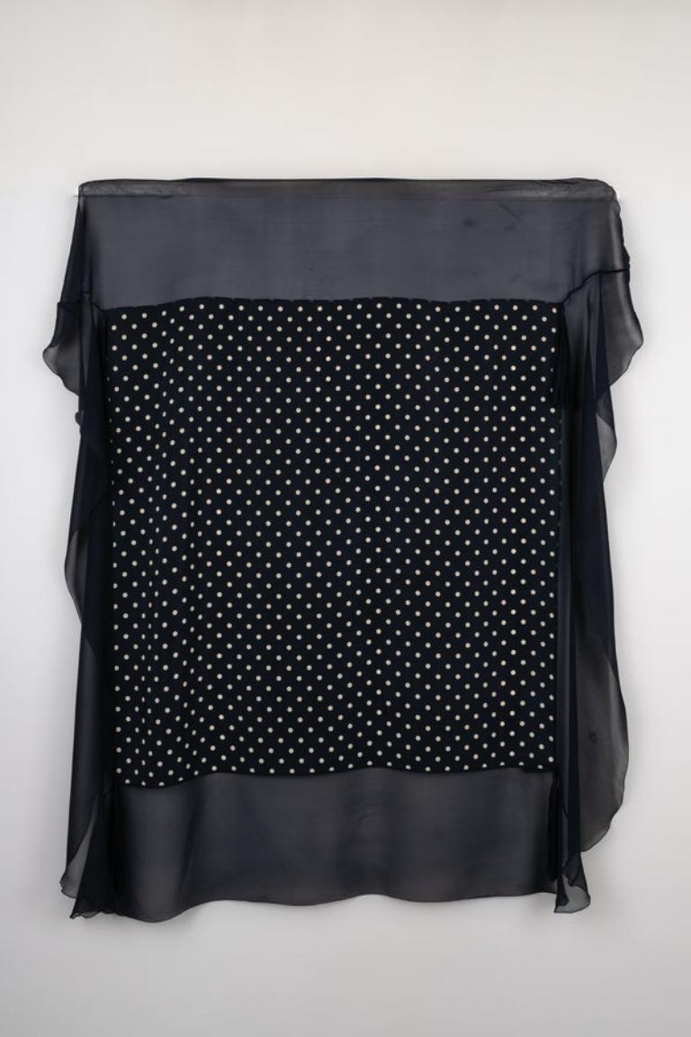 Givenchy - (Made in Italy) Blue silk foulard with white polka dots.

Additional information:
Condition: Very good condition
Dimensions: 120 cm x 120 cm

Seller Reference: ACC169