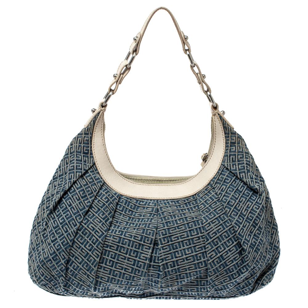 Questa borsa a tracolla di Givenchy, rilassata e alla moda, completerà senza sforzo un look da giorno. Questa borsa a tracolla è realizzata in denim Monogram blu con finiture in pelle bianca a contrasto. È rifinita con una targhetta argentata con