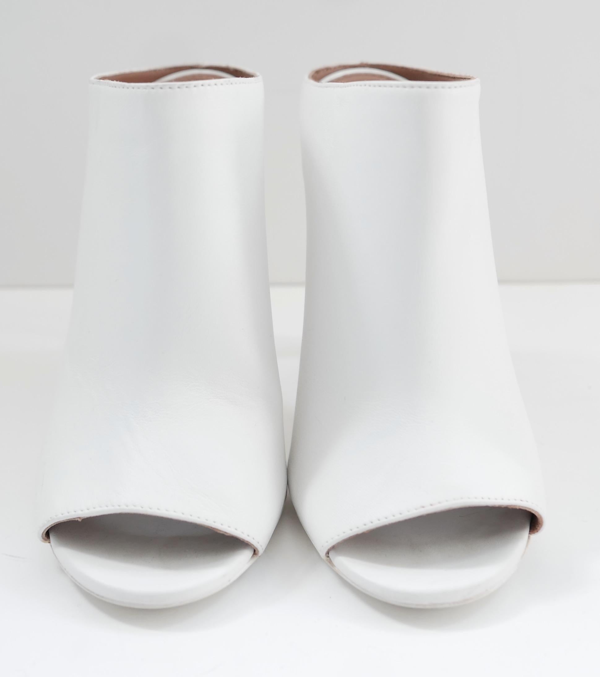 Minimaliste cool Givenchy talon sandales mule - porté une fois et viennent avec dustbag de fois. Confectionnées en cuir blanc osseux, elles présentent des découpes horizontales, des bouts pointus et des talons aiguilles. Taille 36/UK3. Mesure