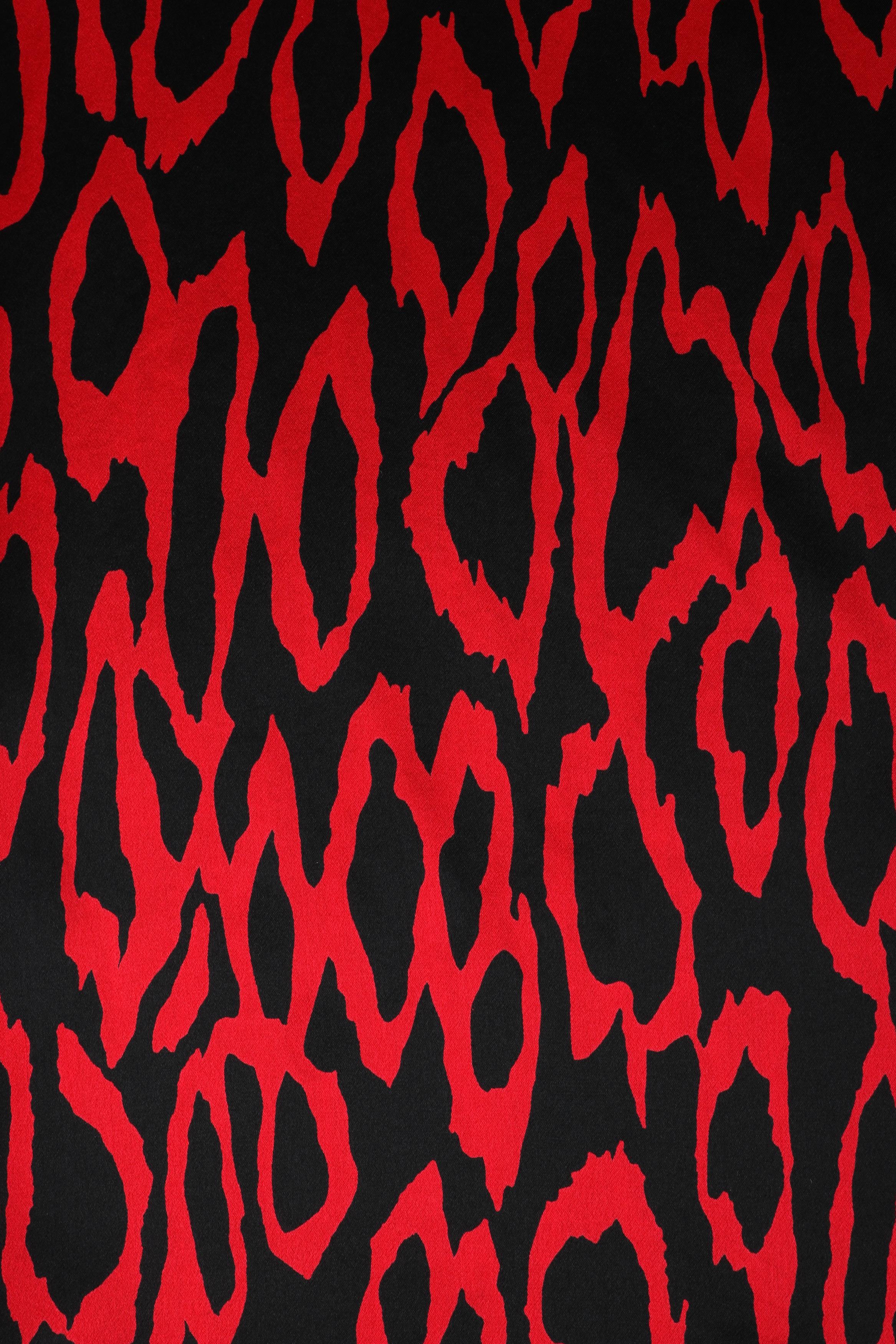 GIVENCHY Boutiques ca. 1980''s Rot Schwarzes langärmeliges Seidenoberteil mit abstraktem Druck im Angebot 3