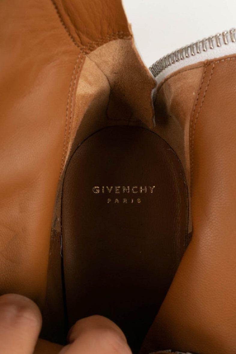 Bottes en cuir tressé Givenchy, taille 40 en vente 1