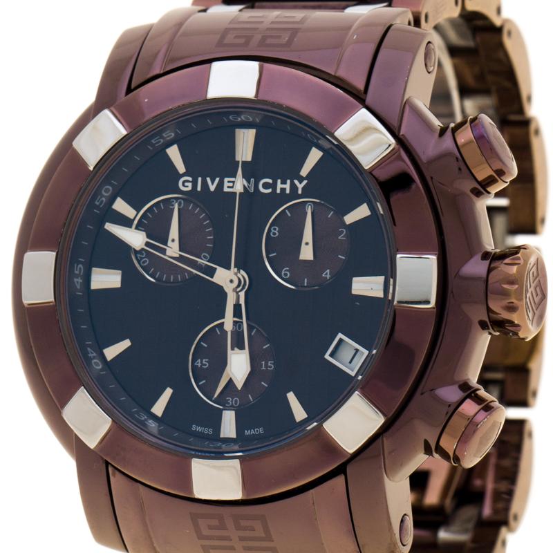 Stand out with this Givenchy watch exuding class and masculinity. Made from bronze PVD coated stainless steel, its bezel surrounds a brushed dial featuring luminous hour indicators and three hands. Its three chronographs for hours, minutes, and