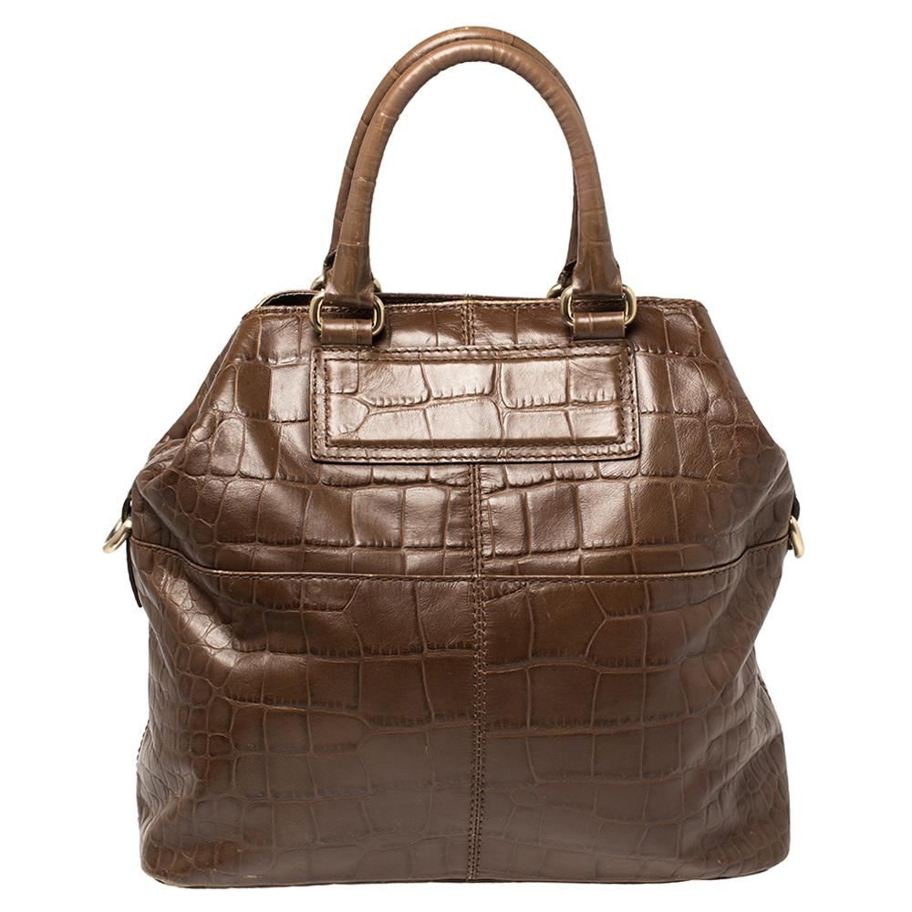 This fabulous tote by Givenchy is a bag ready to blend in with the busy lifestyle of the women of today. Meticulously crafted from croc-embossed leather, it features a classy brown hue and dual top handles for you to parade it. The bag flaunts the